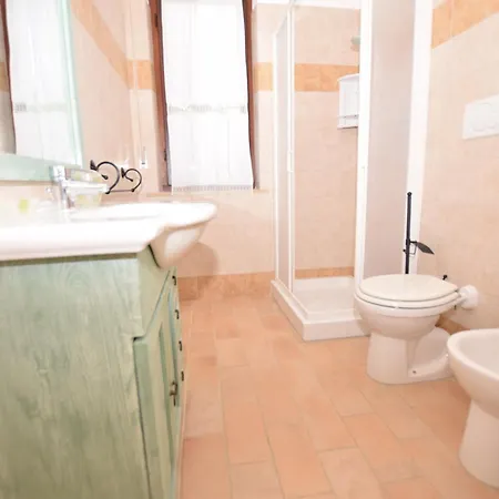 Semesterbostad Bilocale Mancini 4 *